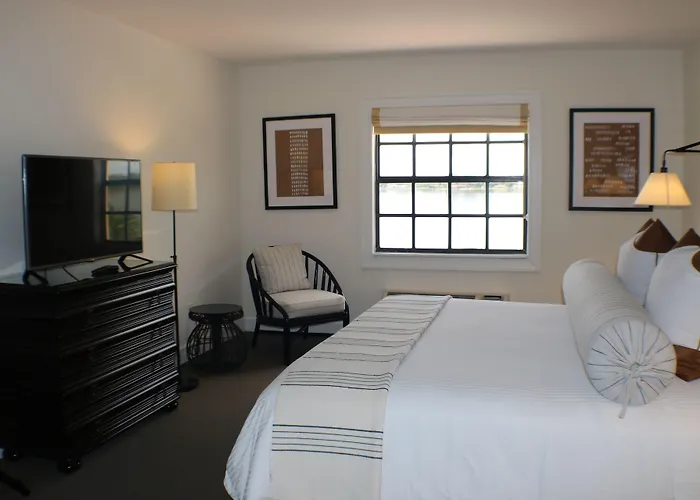 Inn On The Lakes